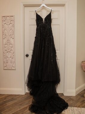 Elegant Black Lace V-Neck Wedding Dress